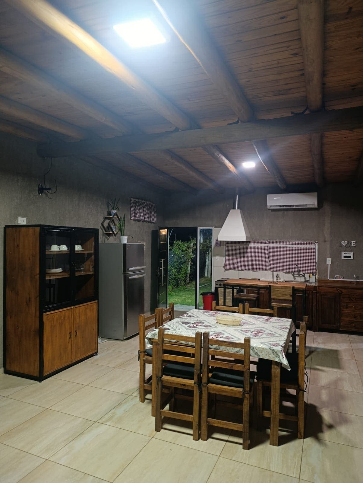 Cocina y comedor equipados de Meraki