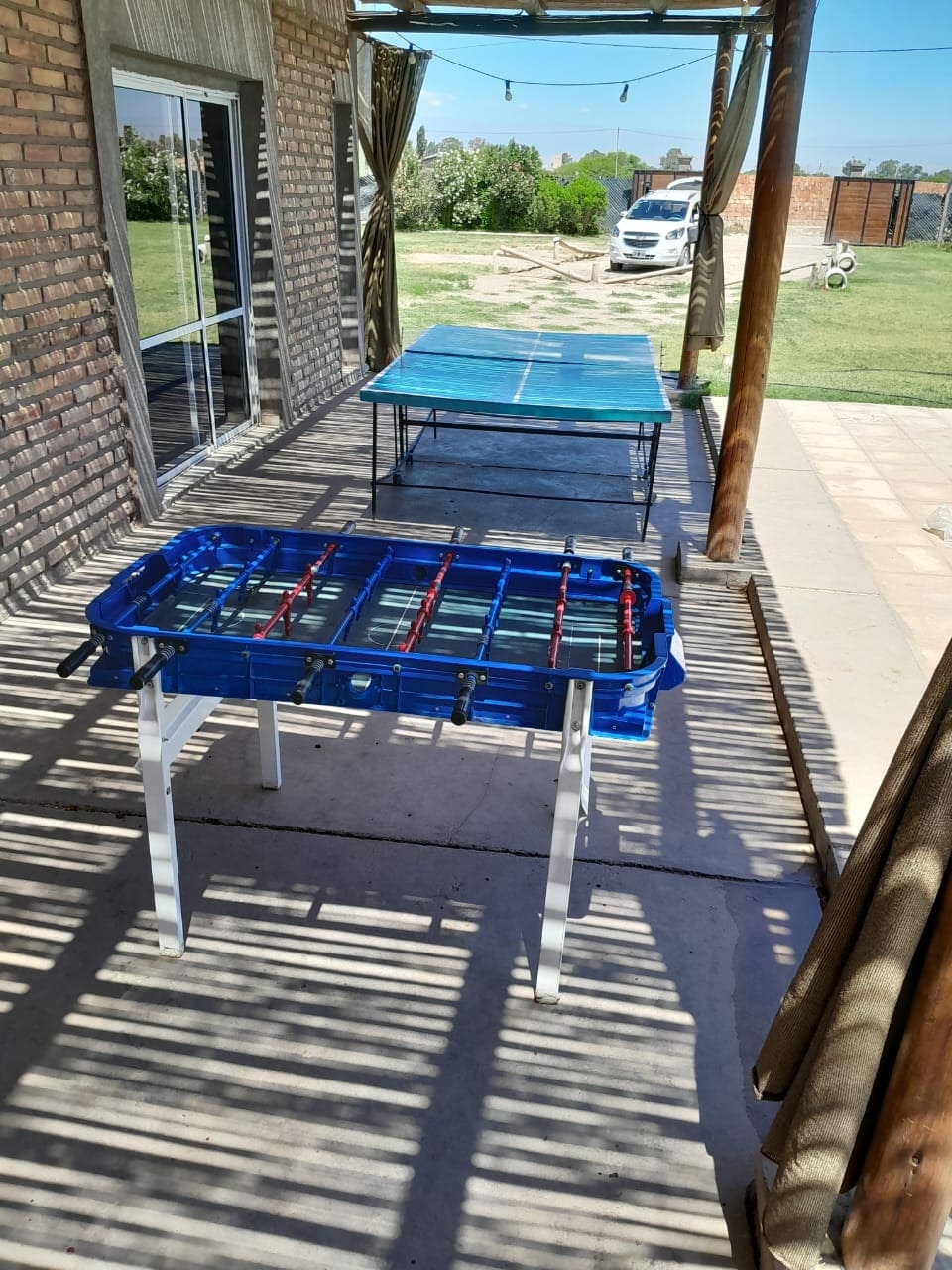 Sector de juegos con metegol y mesa de ping-pong
