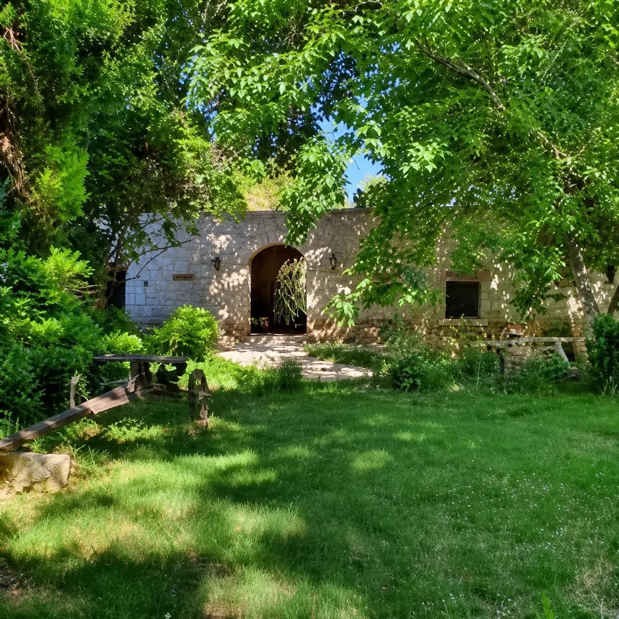 Jardín arbolado y casa histórica de Rancho Por Fin