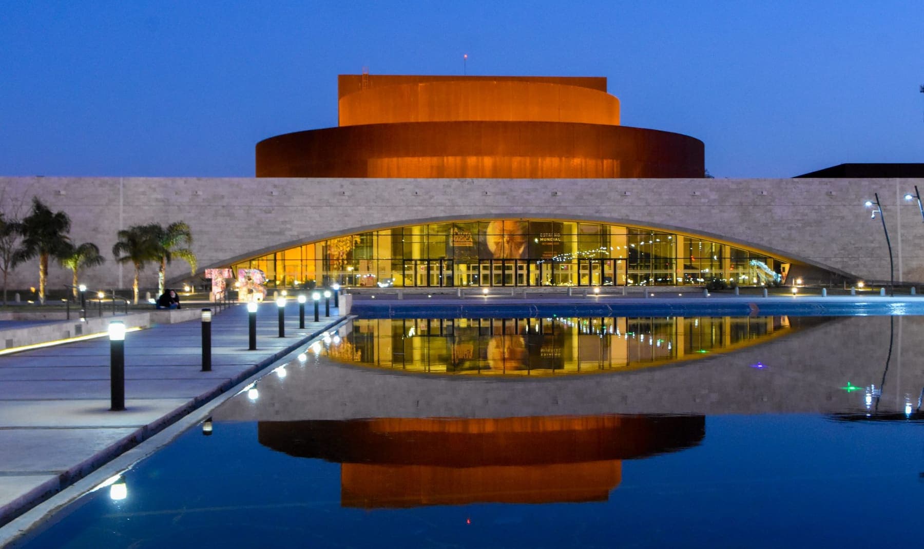 Teatro del Bicentenario iluminado durante la noche