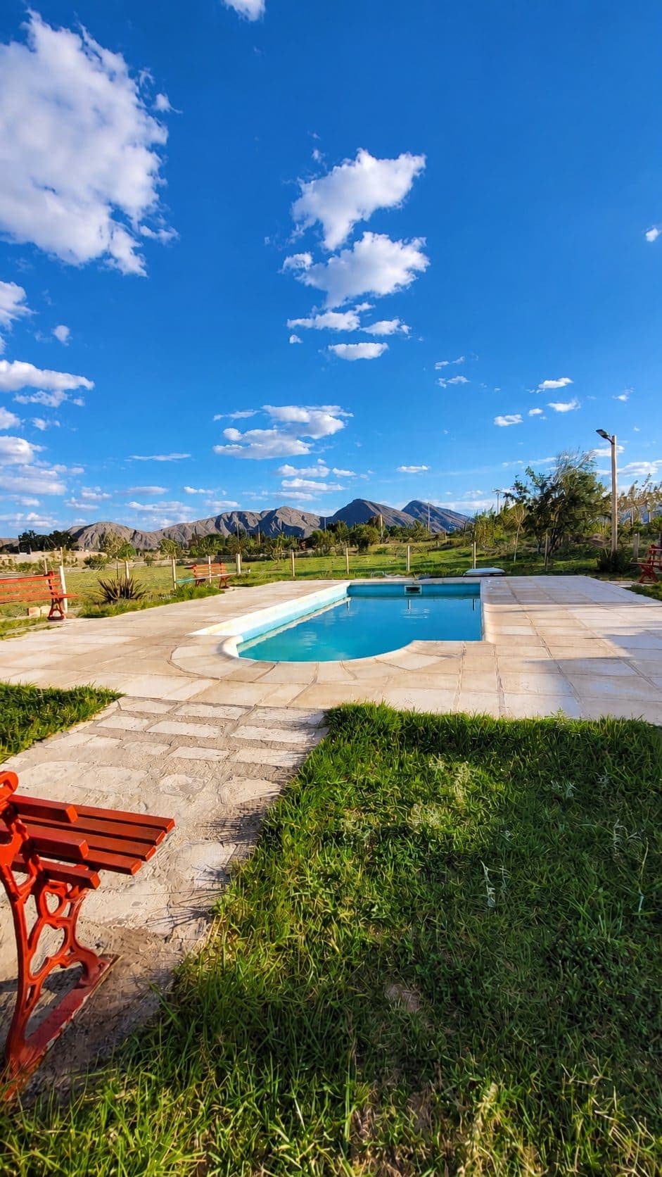Piscina con vista a las montañas en Cabañas Andacollo