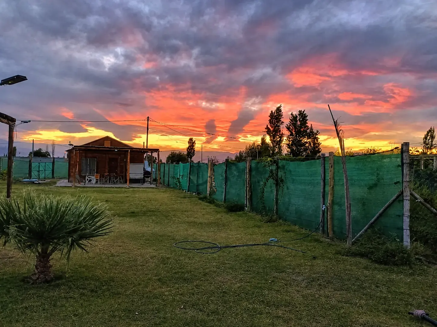 Atardecer sobre el parque de Cabañas Huazimul