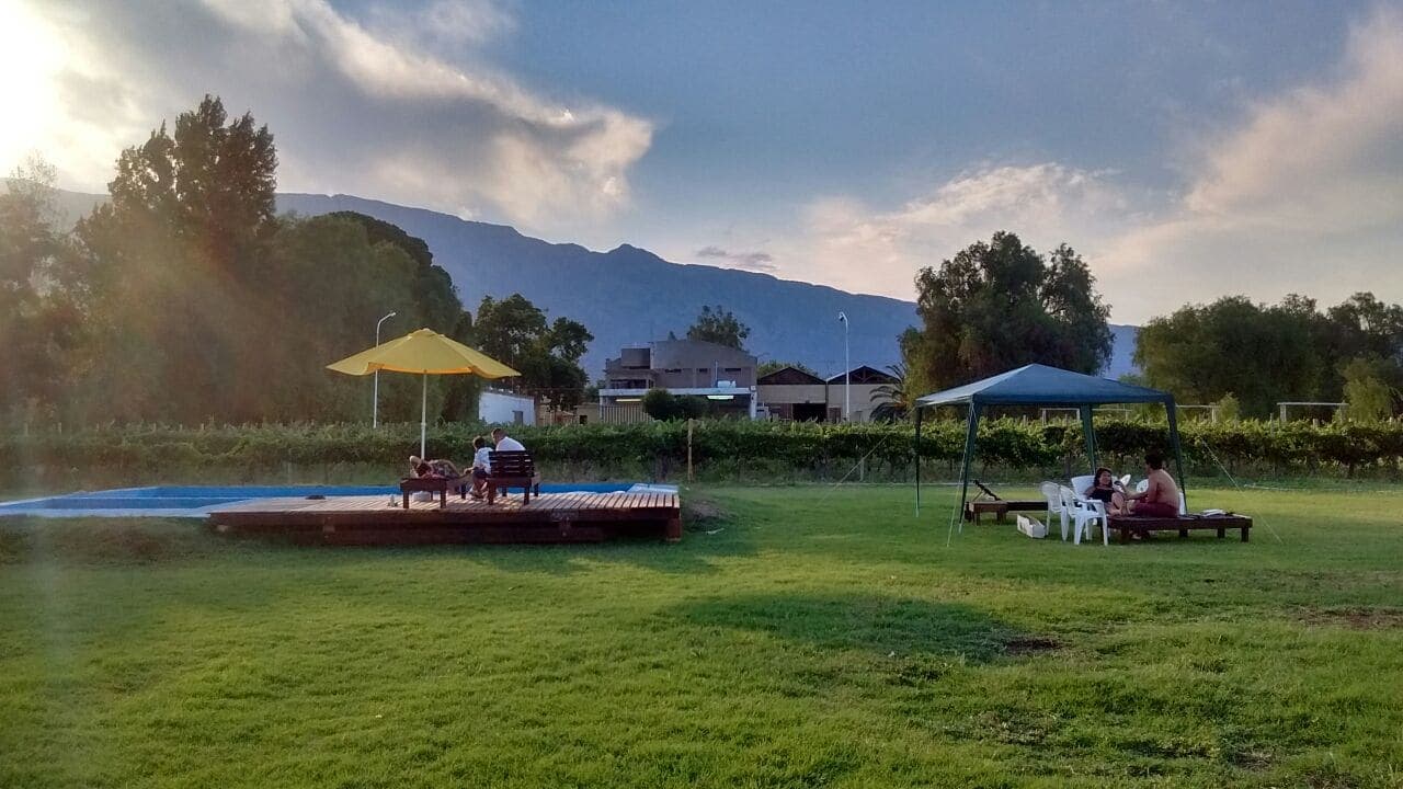 Parque, pileta, viñedos y montañas en Viñas de Segisa