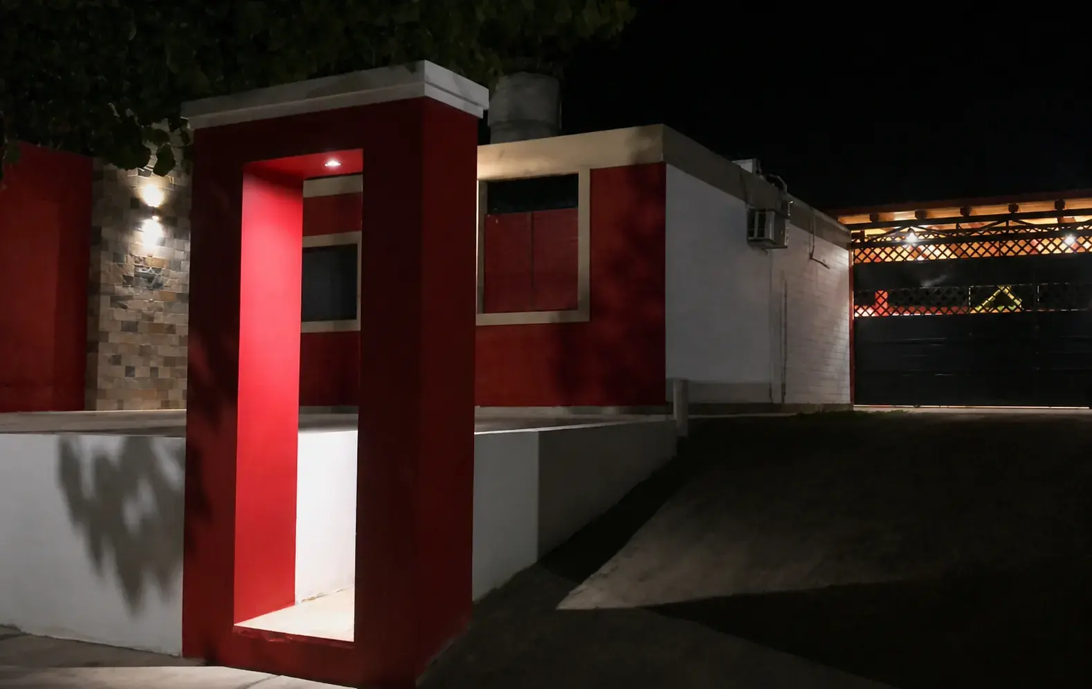Fachada nocturna de Casa Pétalos Rojos