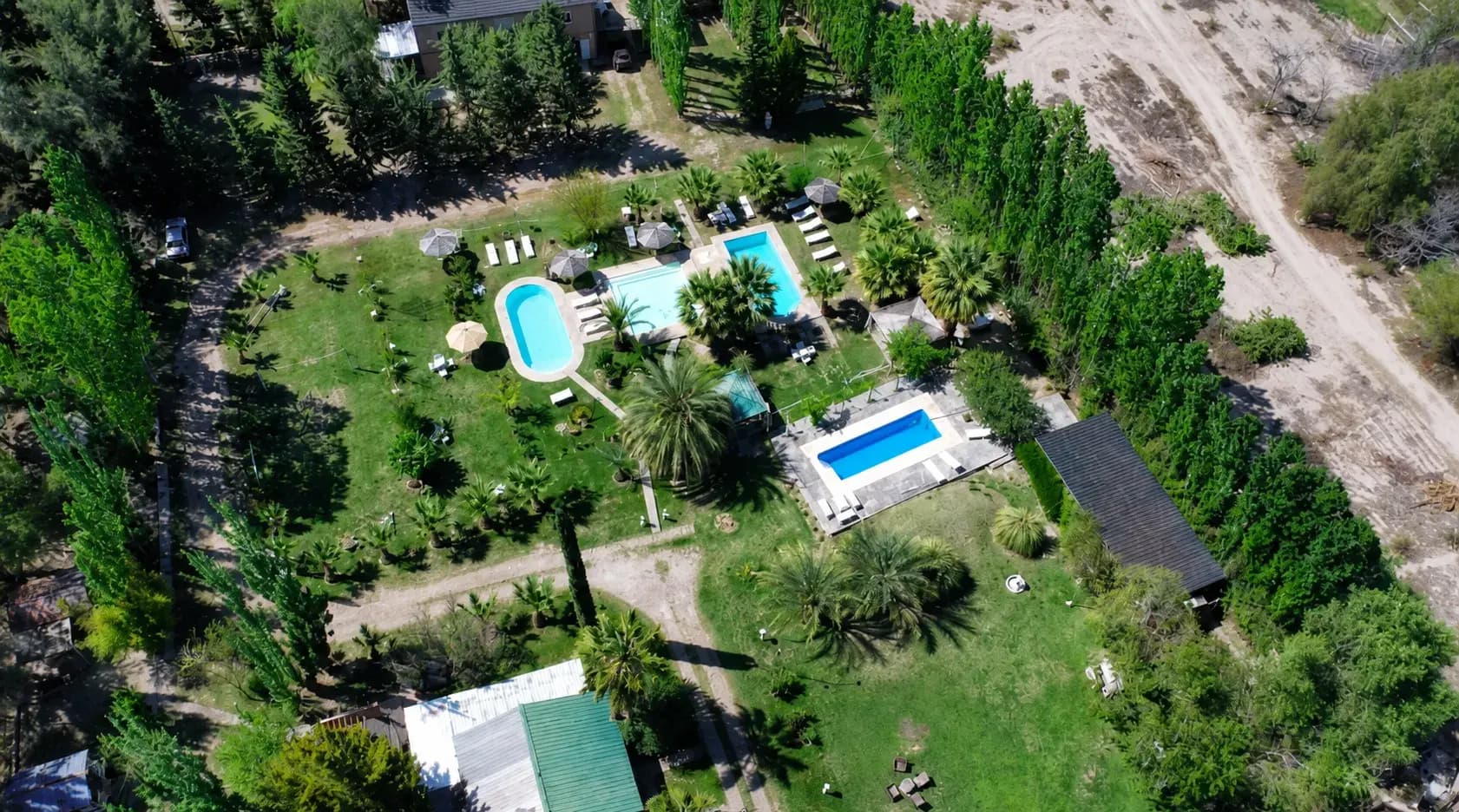 Vista aérea de las piletas y jardines de Complejo Valentín