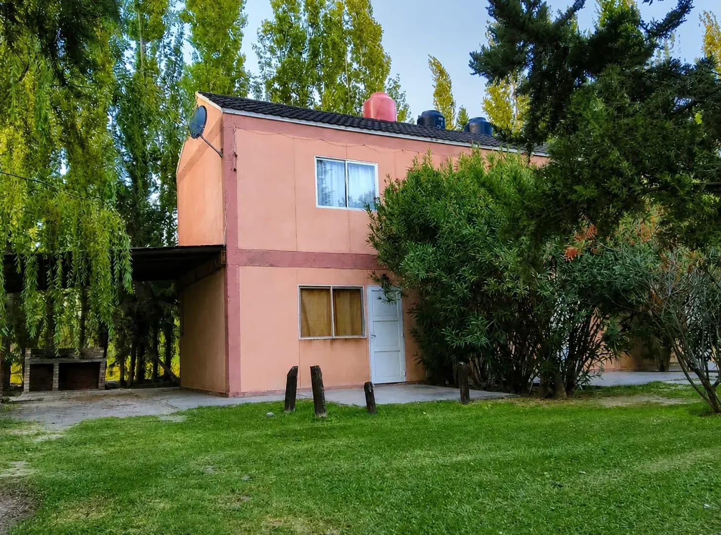 Dúplex rodeado de vegetación en Complejo Valentín