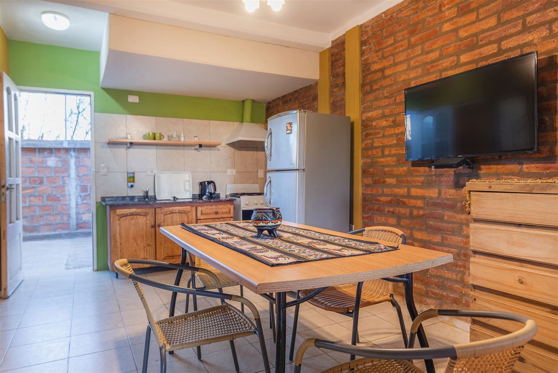 Cocina equipada y comedor de una cabaña de La Posada del Ángel