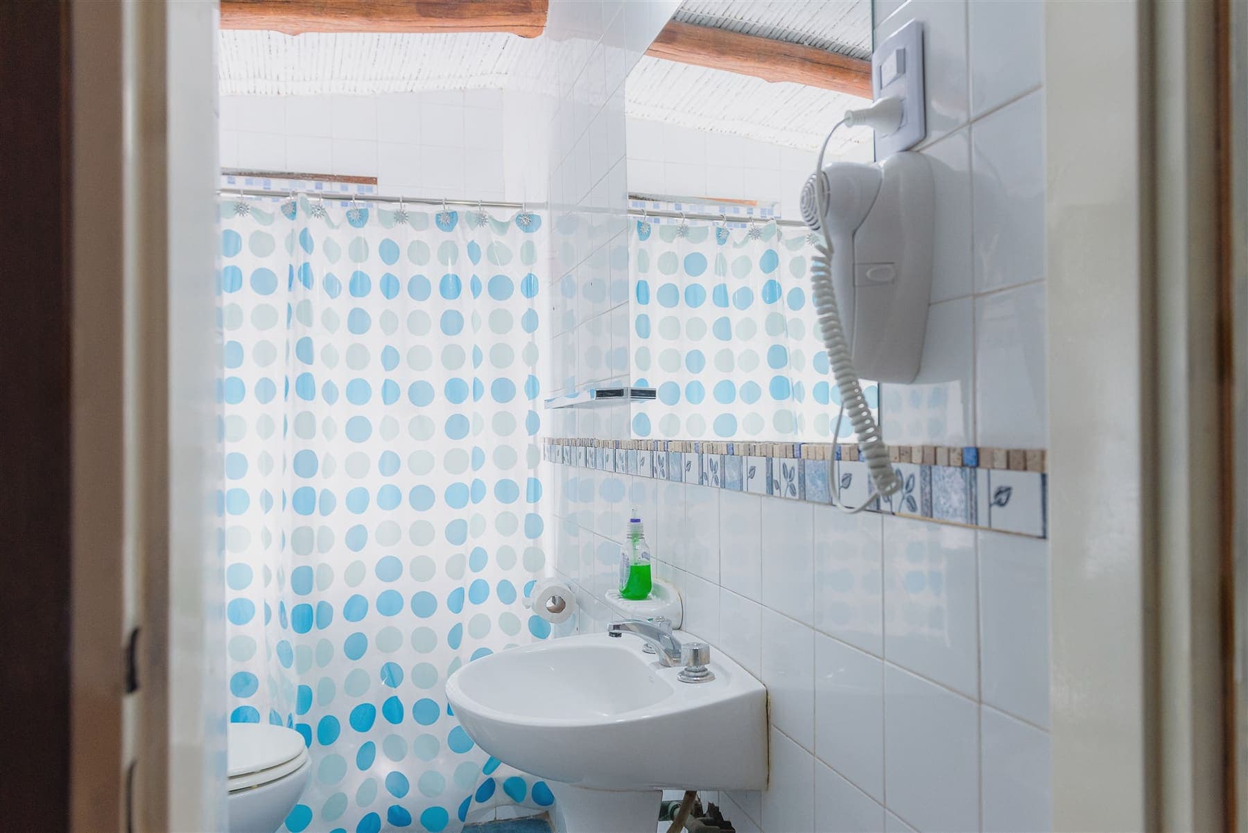 Baño privado equipado de una cabaña de La Posada del Ángel