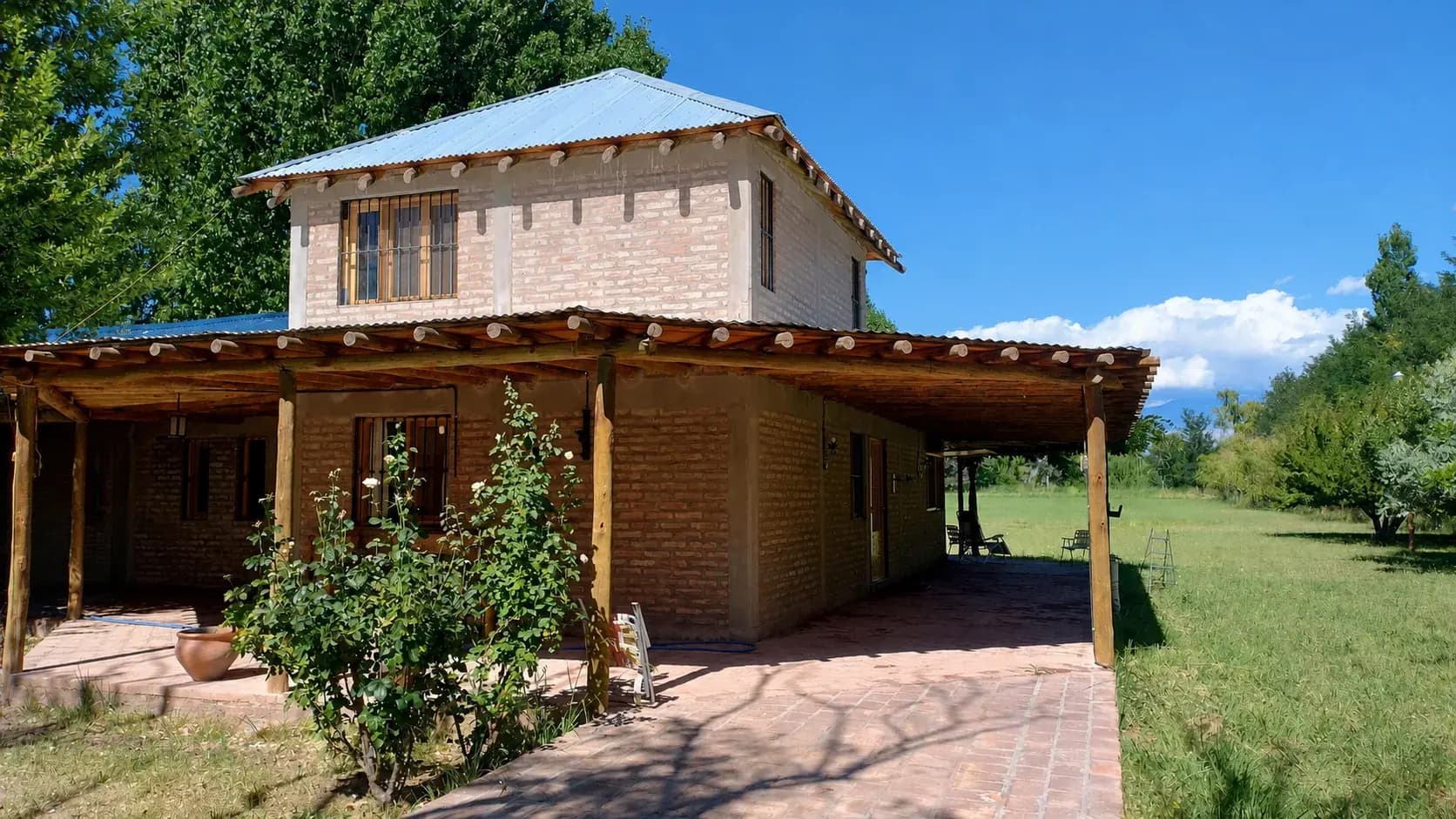 Casa Las Acacias con galería y parque