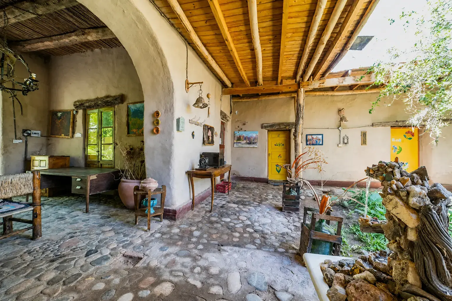 Patio interior histórico de Rancho Por Fin
