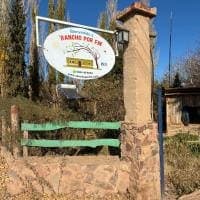 Cartel de acceso a Rancho Por Fin en Barreal