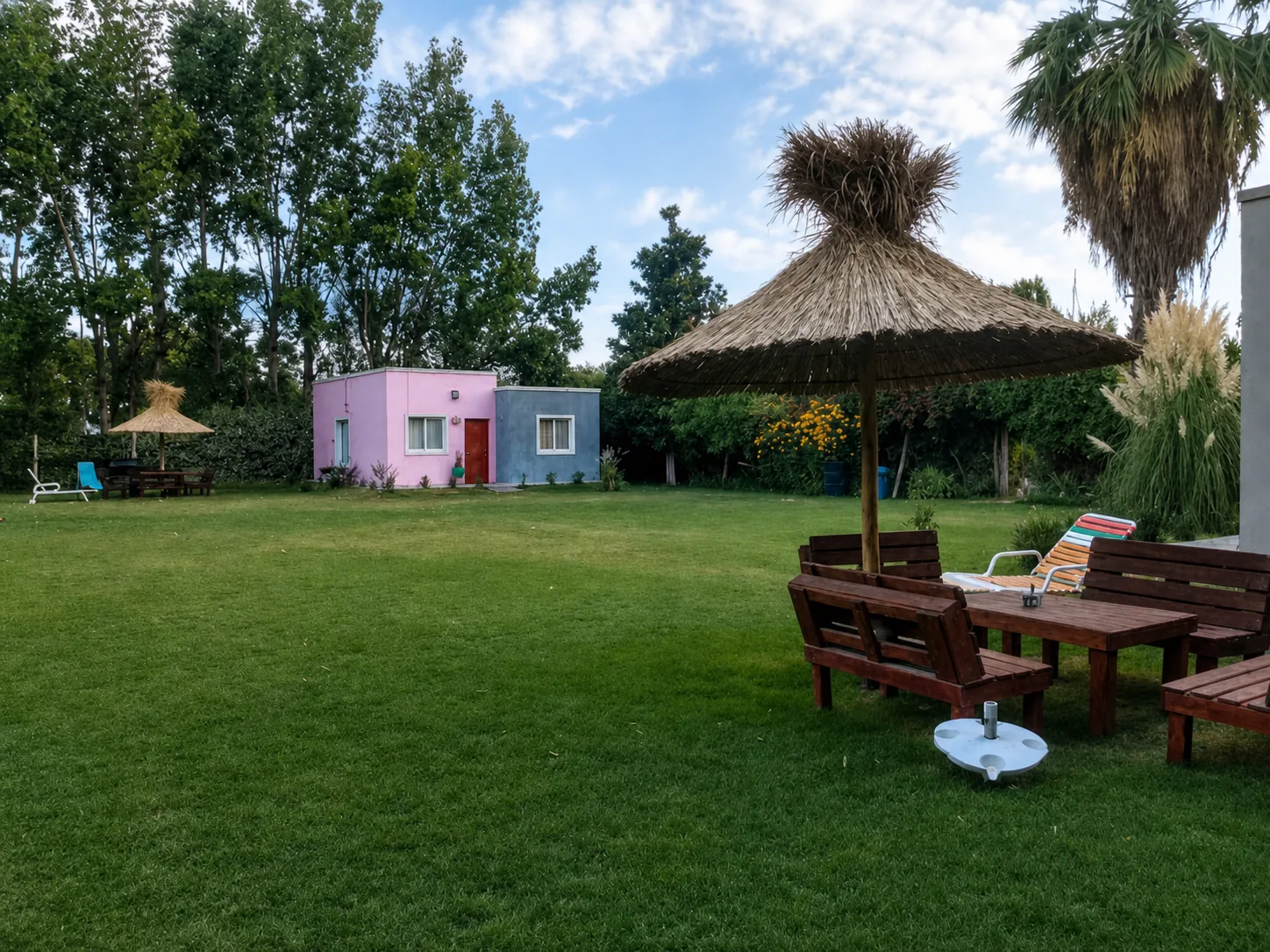 Jardín y alojamiento Las Magnolias de Complejo Los Aromos