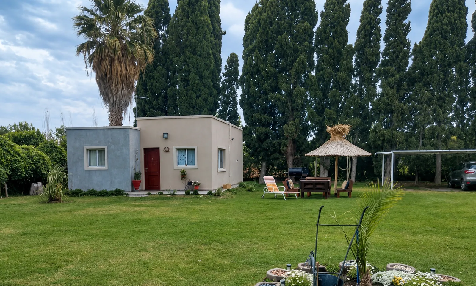 Fachada y parque de Las Palmeras en Complejo Los Aromos