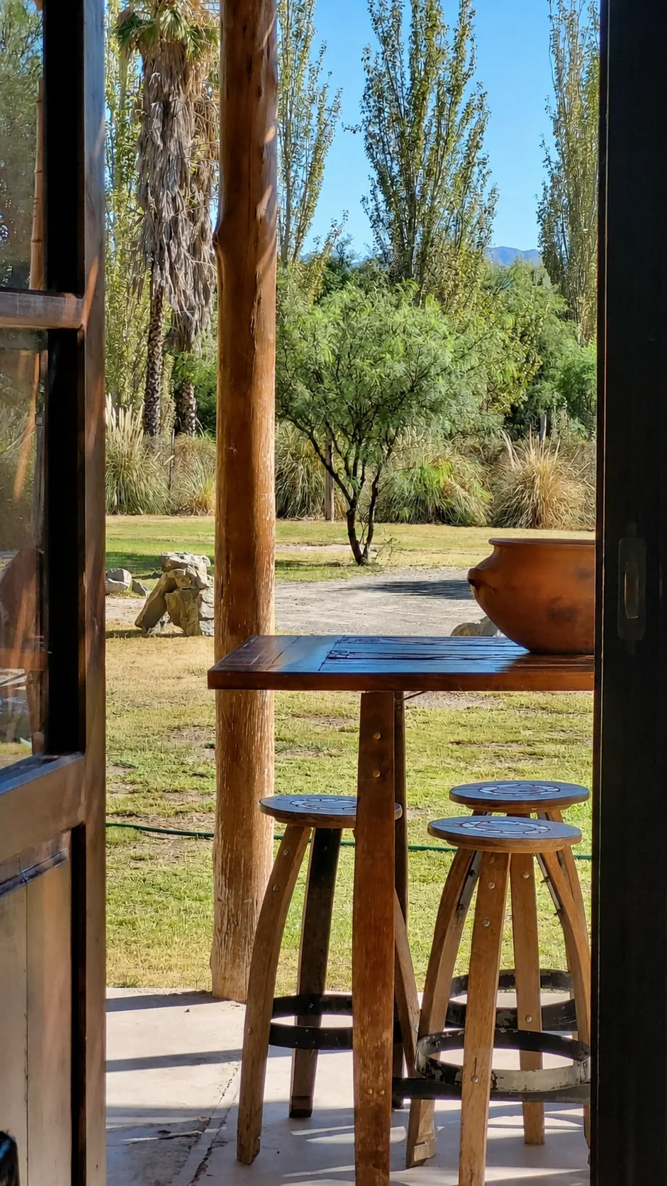 Vista al jardín desde la galería de La Huella